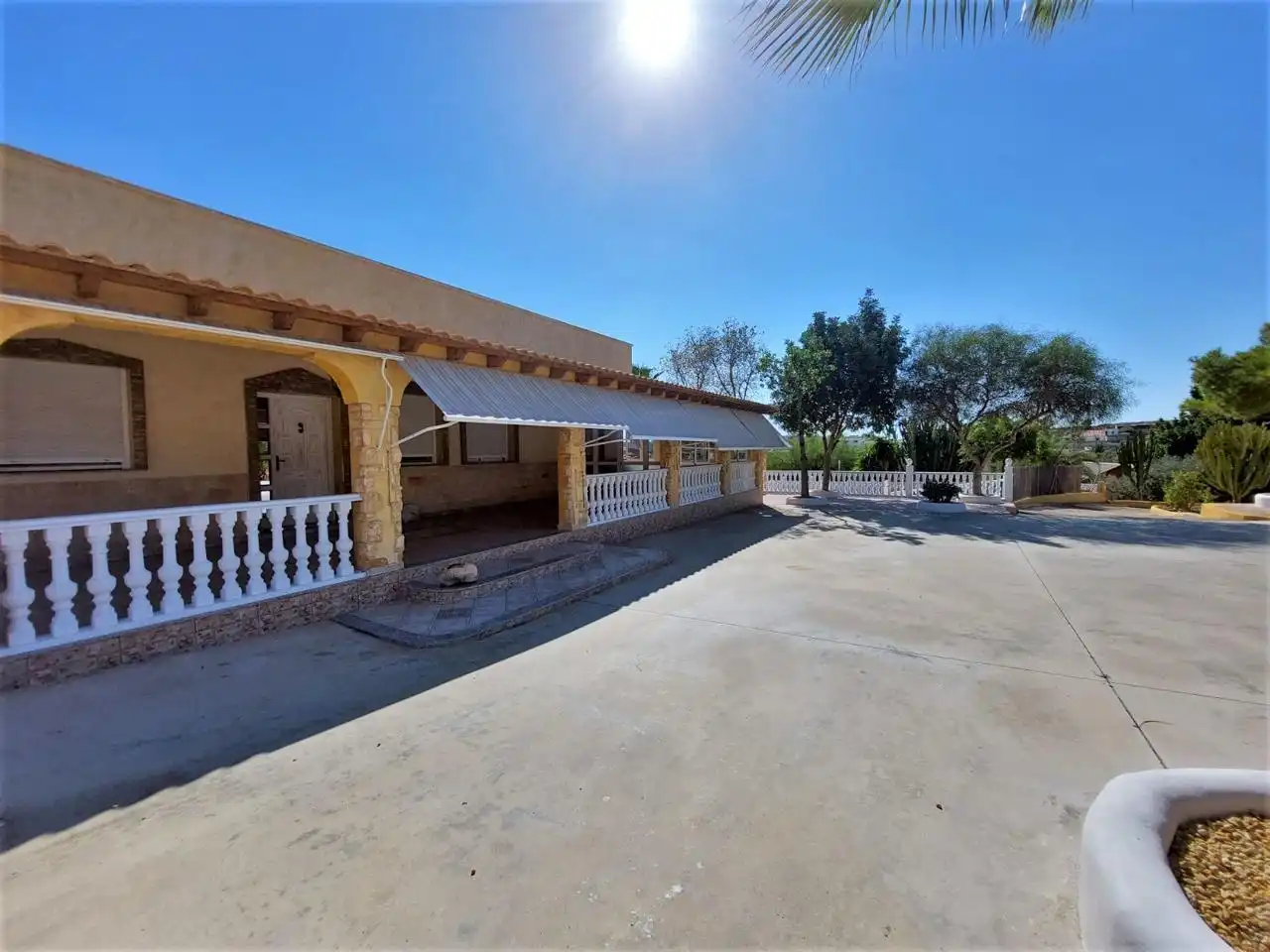 Außenansicht von Wohnung zum Verkauf in Elche / Elx mit Privatgarten, Schwimmbad und Möbliert