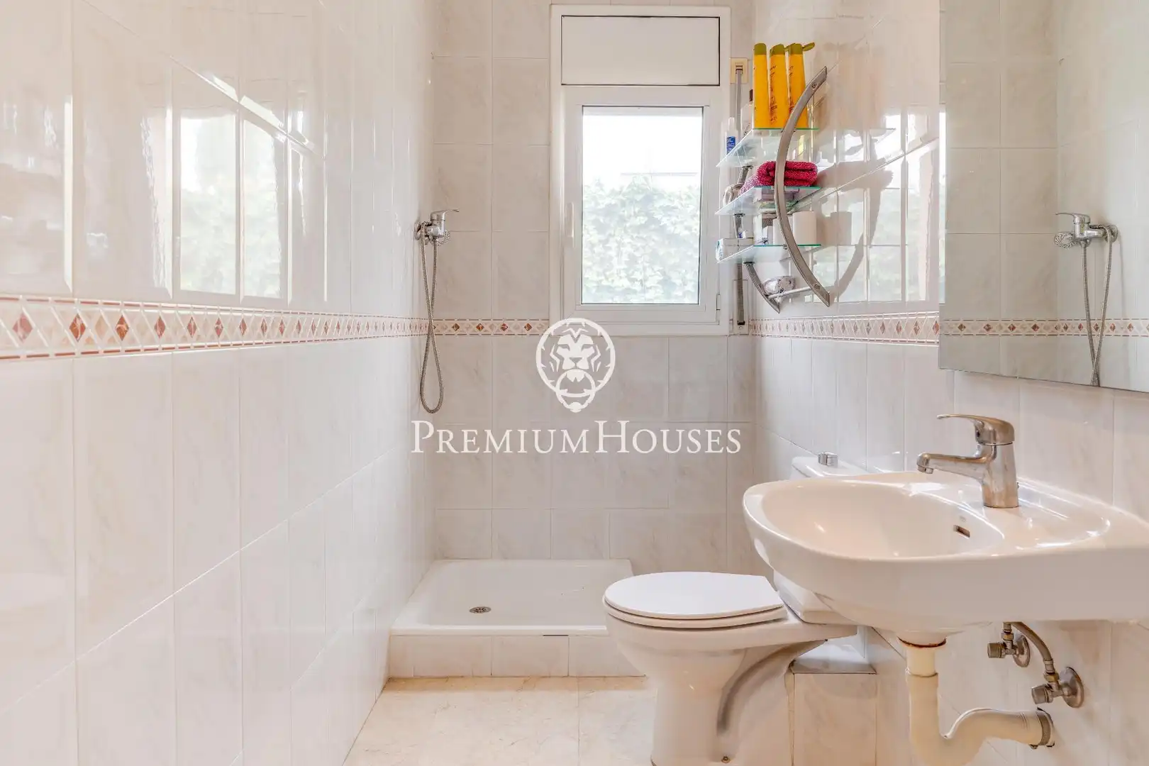 Baño de Casa o chalet en venta en Vilanova i la Geltrú con Aire acondicionado, Calefacción y Jardín privado