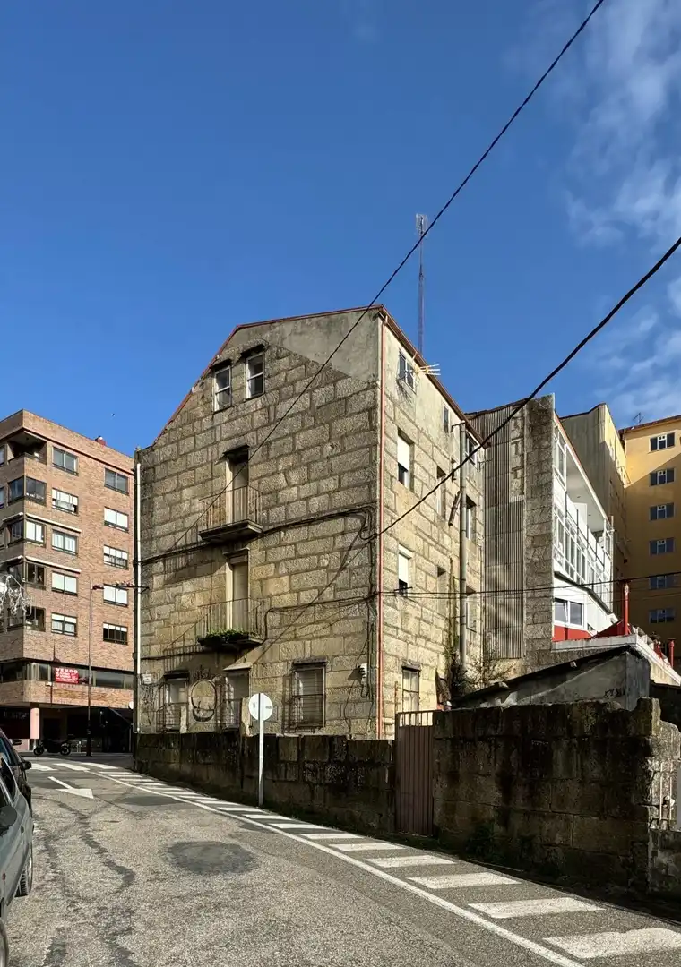 Vista exterior de Edifici en venda en Vigo 