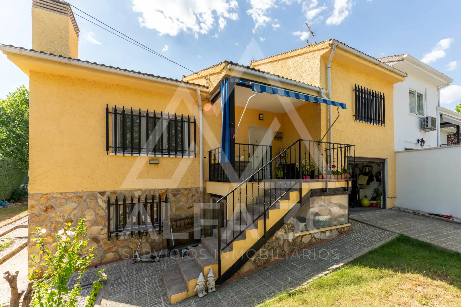 Vista exterior de Casa adosada en venda en Pedrezuela amb Jardí privat, Terrassa i Traster