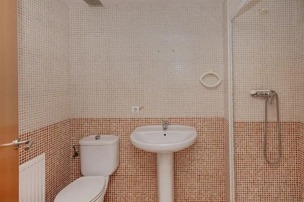 Bathroom of Ground floor for sale in Figueres