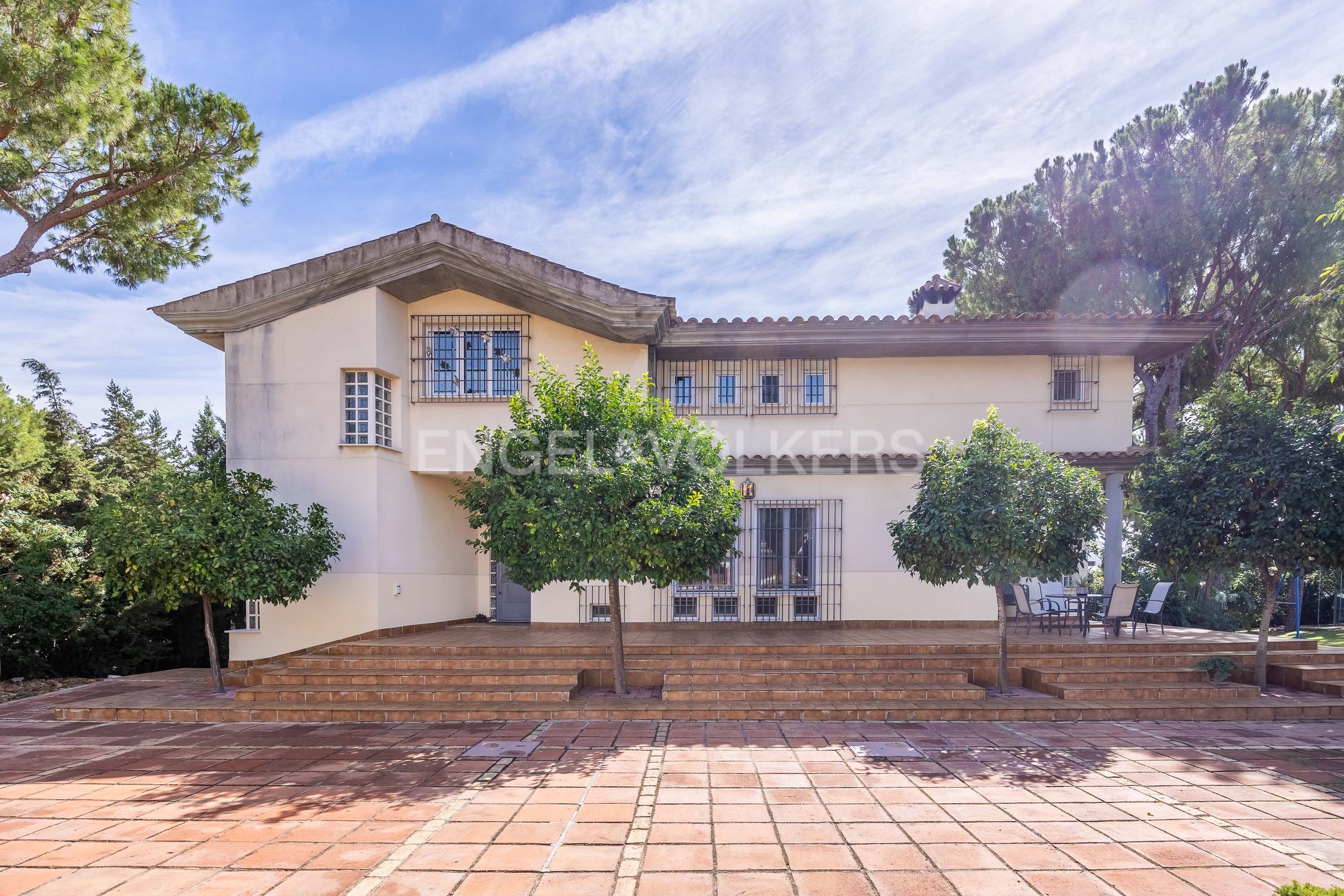 Vista exterior de Casa o xalet en venda en Alcalá de Guadaira amb Aire condicionat, Calefacció i Jardí privat