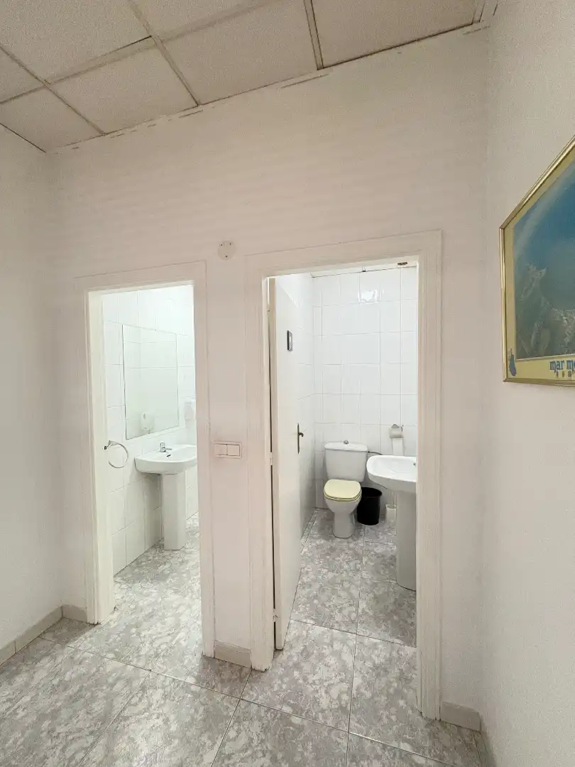 Bany de Local en venda en Los Alcázares amb Aire condicionat i Moblat