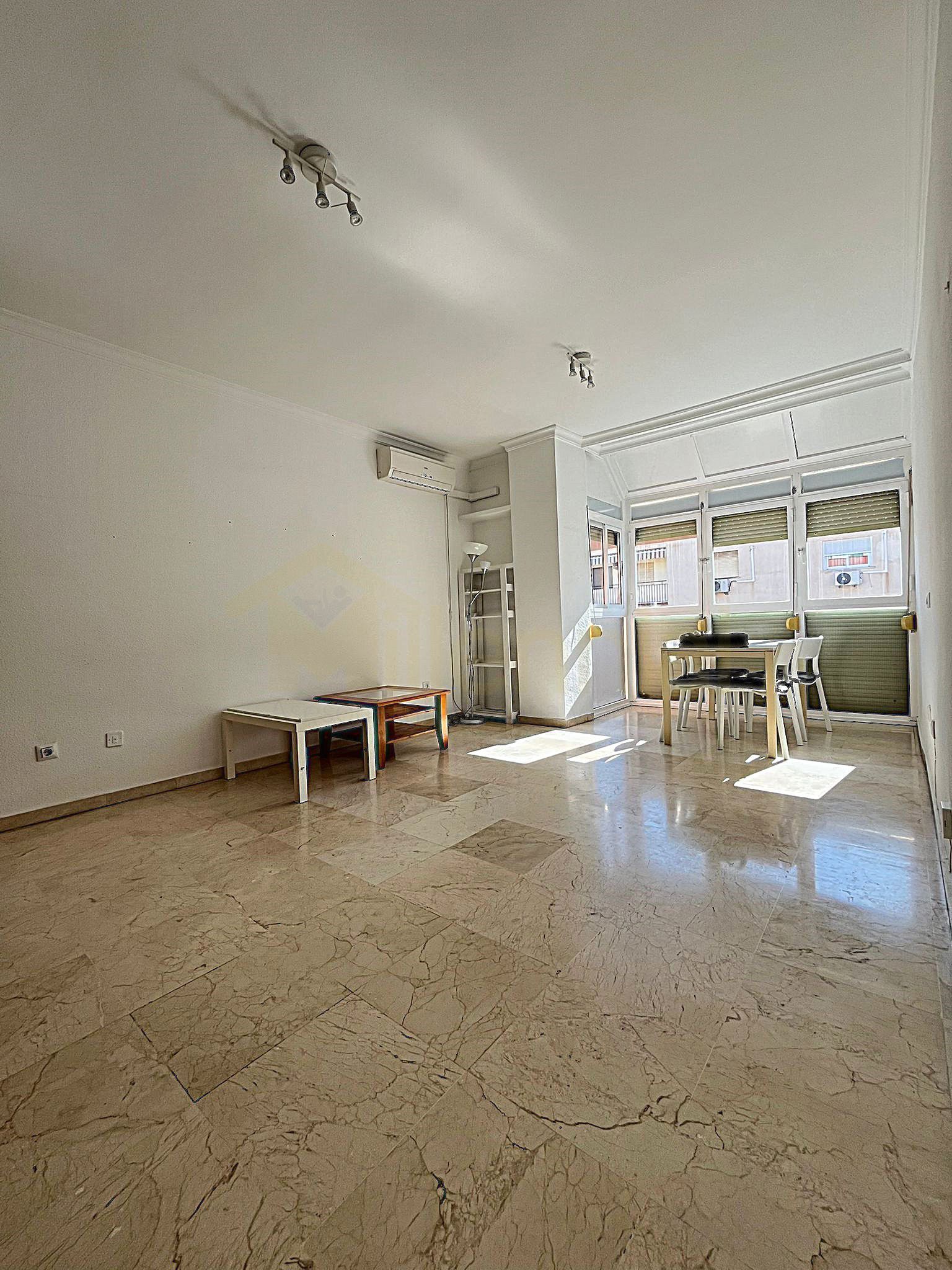 Living room of Flat for sale in  Sevilla Capital  with Air Conditioner