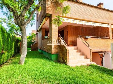 Casa aparellada amb balcó en venda a Mas Camarena