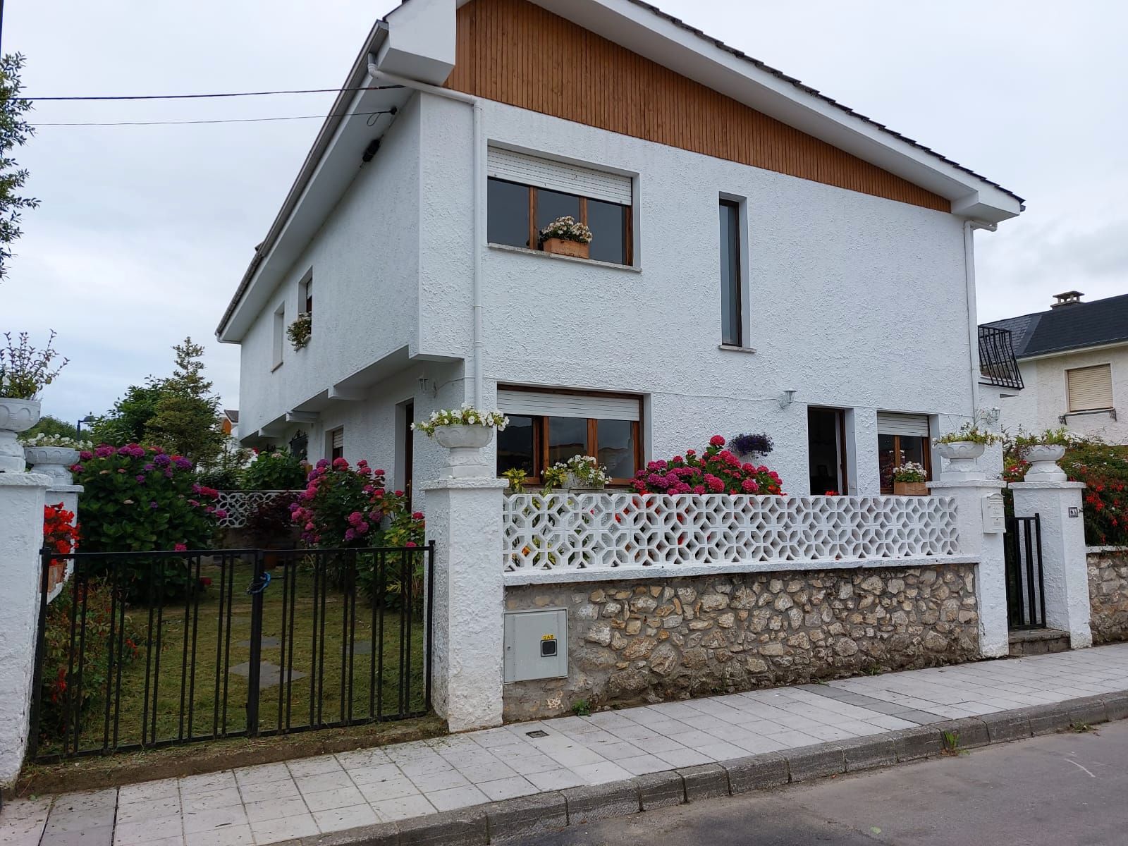 Vista exterior de Casa o xalet en venda en Llanes amb Calefacció, Jardí privat i Terrassa