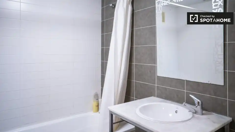 Baño de Piso de alquiler en Valencia con Aire acondicionado, Calefacción y Amueblado