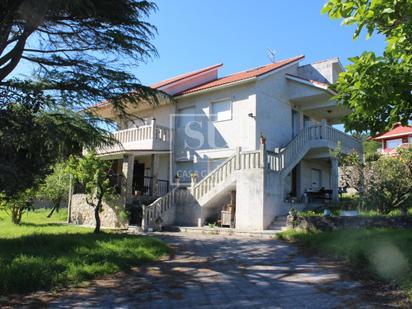 Vista exterior de Casa o xalet en venda en Nigrán amb Terrassa i Piscina