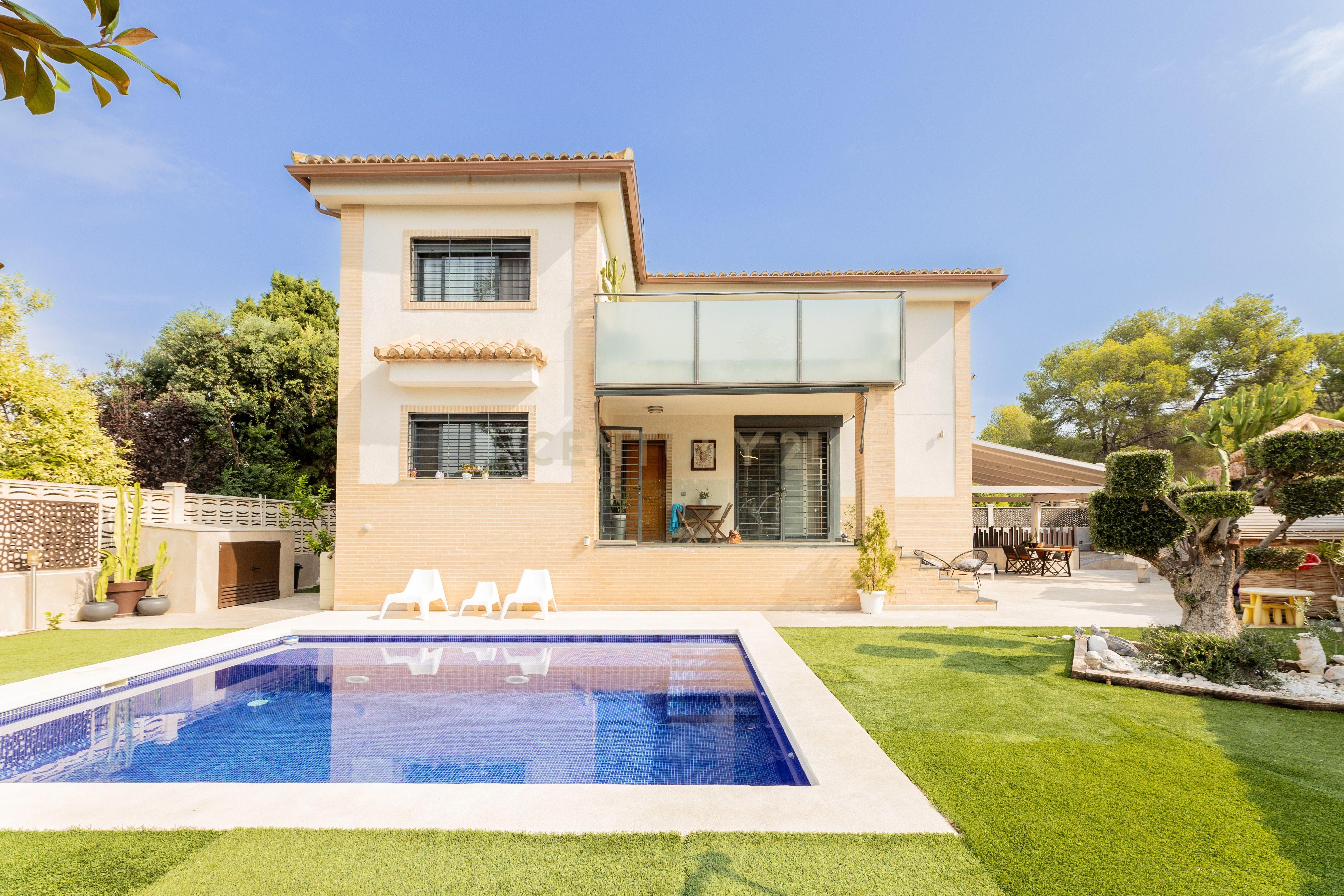Vista exterior de Casa o xalet en venda en Paterna amb Piscina