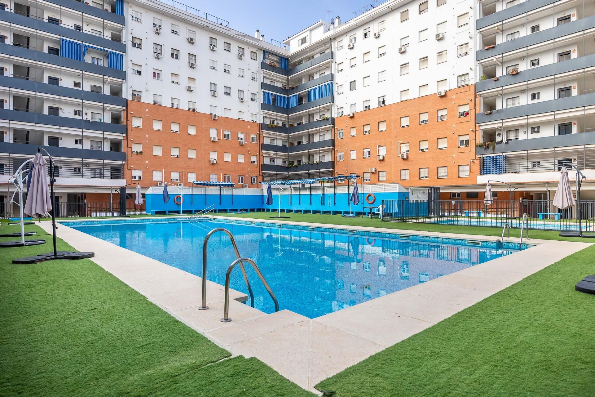 Piscina de Àtic en venda en  Sevilla Capital amb Aire condicionat, Calefacció i Jardí privat