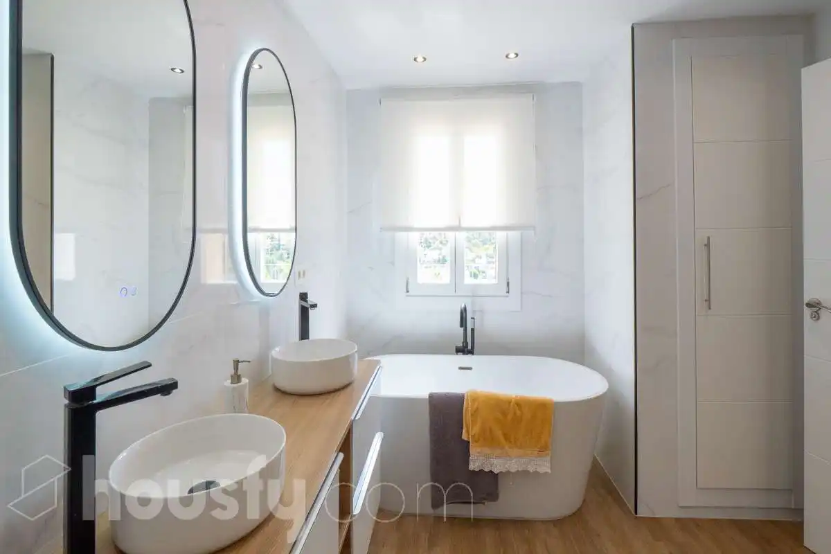 Bathroom of Houses for sale in Estepona  with Air Conditioner, Heating and Private garden