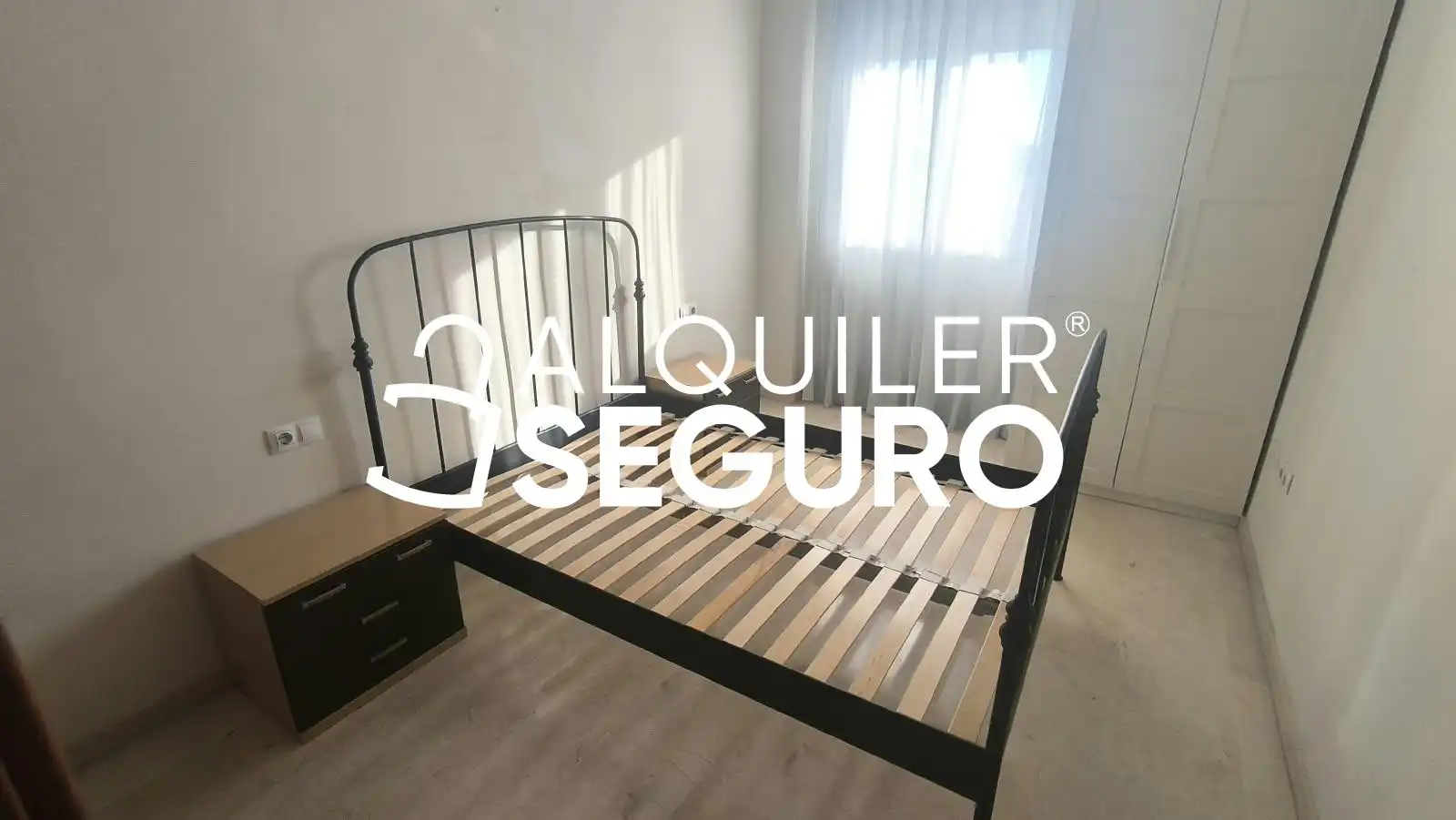 Habitación de Piso de alquiler en Dos Hermanas con Aire acondicionado, Piscina y Amueblado