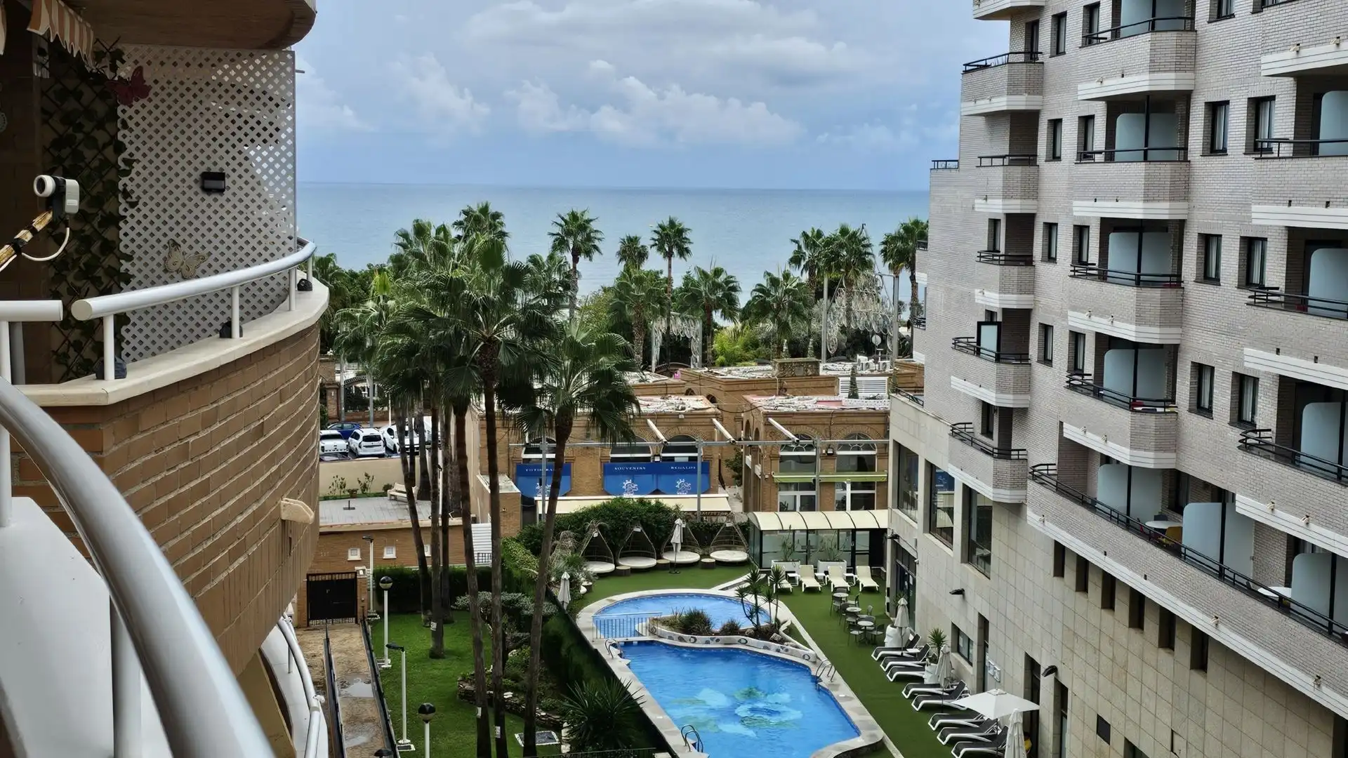 Apartament amb piscina en venda a Amplaries 1