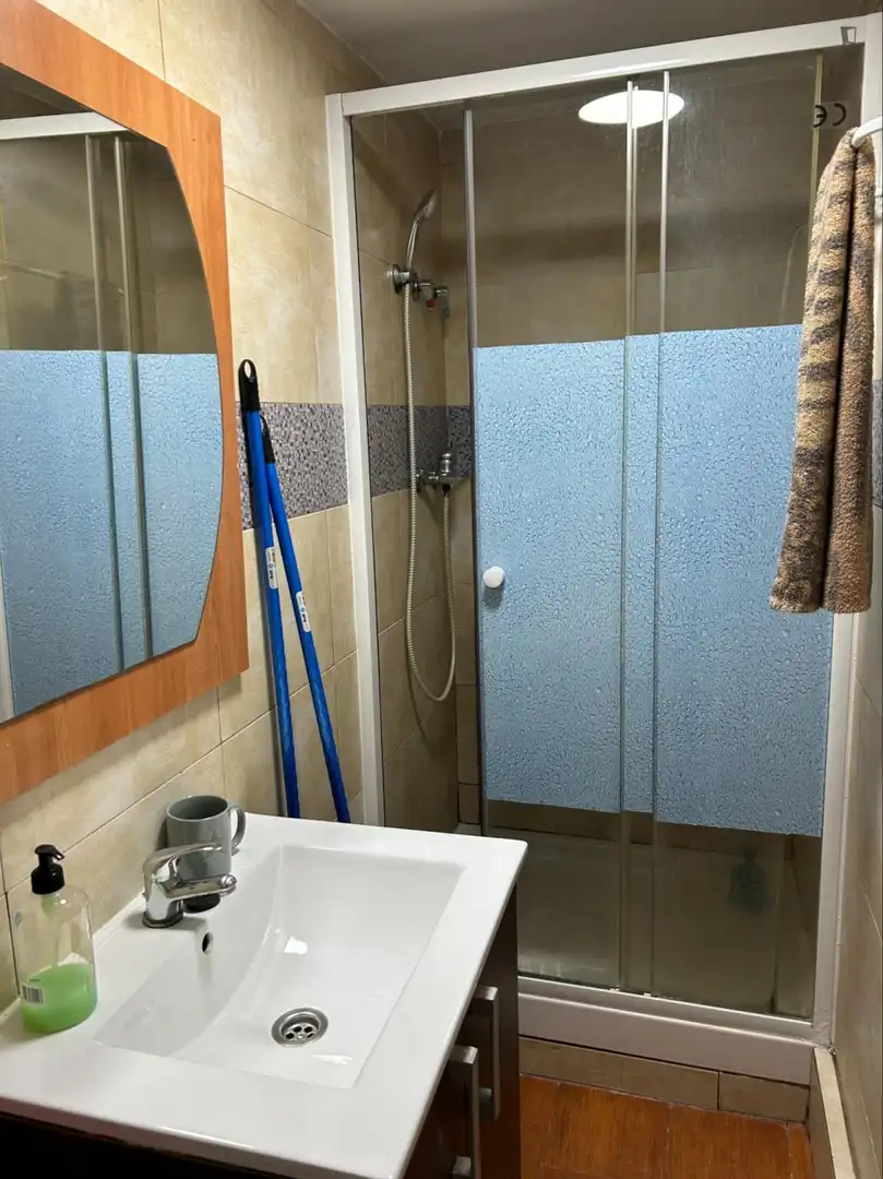 Badezimmer von Wohnung zur Miete in L'Hospitalet de Llobregat mit Klimaanlage, Heizung und Möbliert