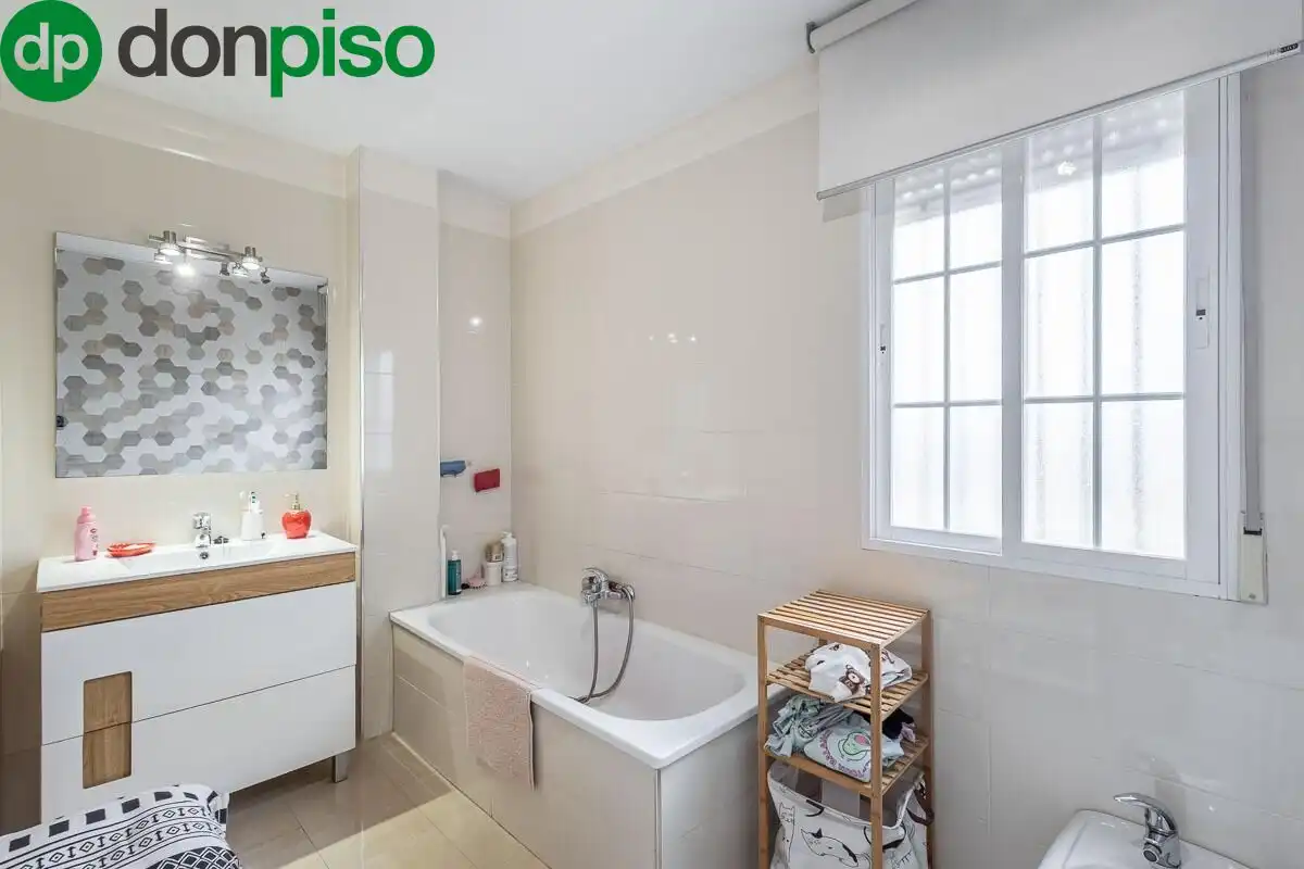 Baño de Casa adosada en venta en Churriana de la Vega con Aire acondicionado, Jardín privado y Terraza