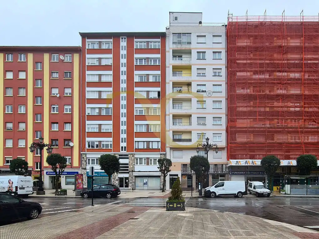 Vista exterior de Piso en venta en Oviedo  con Calefacción