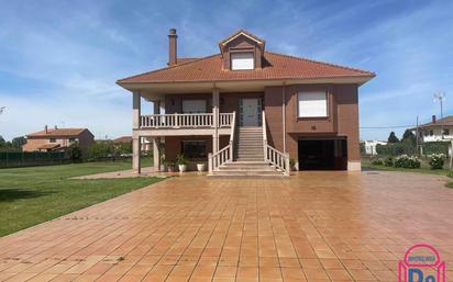 Vista exterior de Casa o xalet en venda en Chozas de Abajo amb Calefacció i Jardí privat