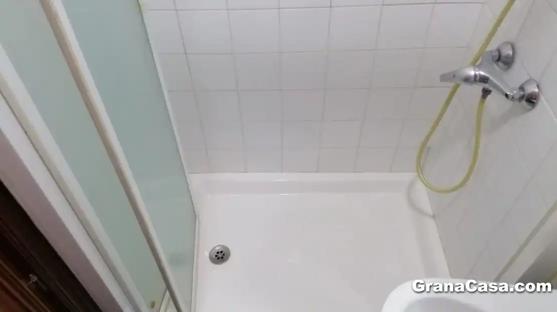 Bathroom of Flat for share in Granada  with Heating, Terrace and Furnished