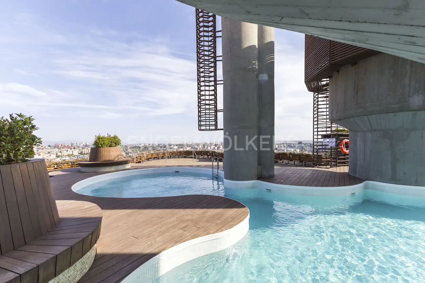 Swimming pool of Flat for rent in Madrid  with Air Conditioner, Heating and Furnished