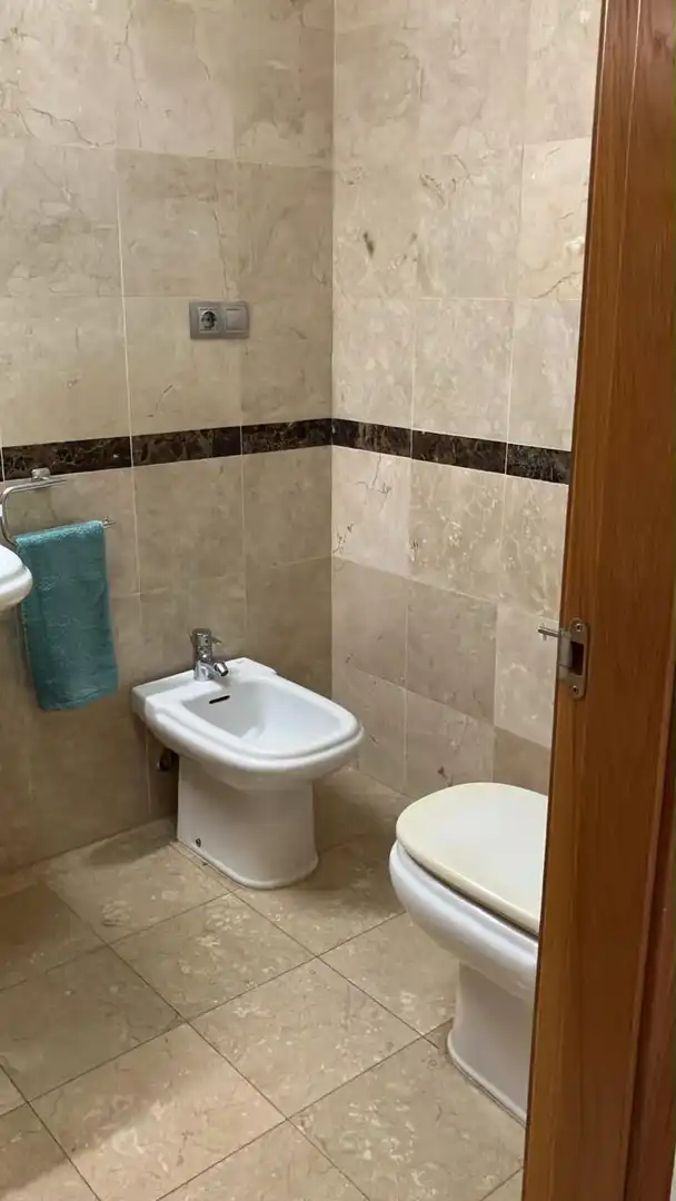 Bany de Apartament de lloguer en Vigo  amb Balcó