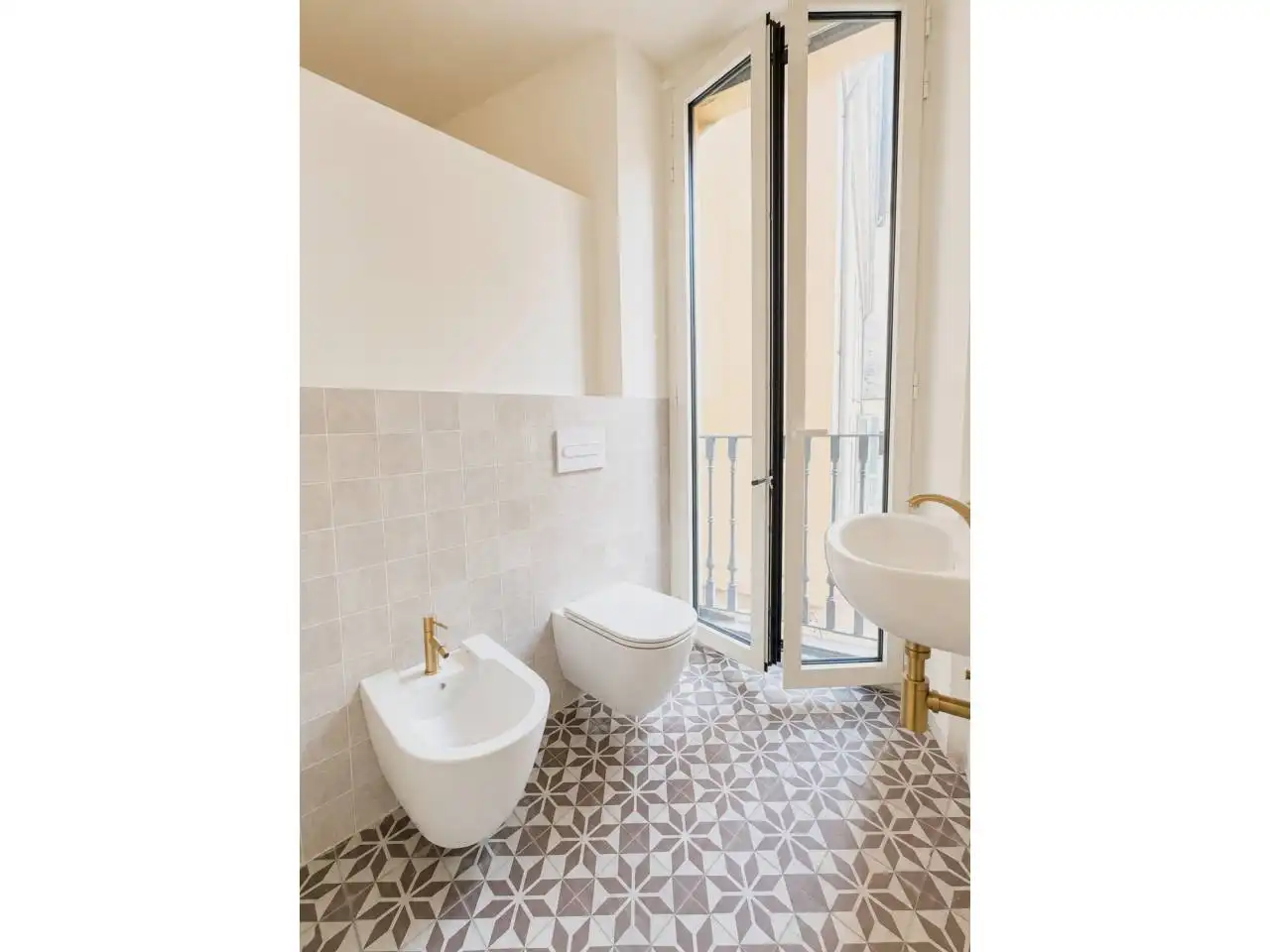 Baño de Piso de alquiler en Girona con Aire acondicionado, Calefacción y Jardín privado