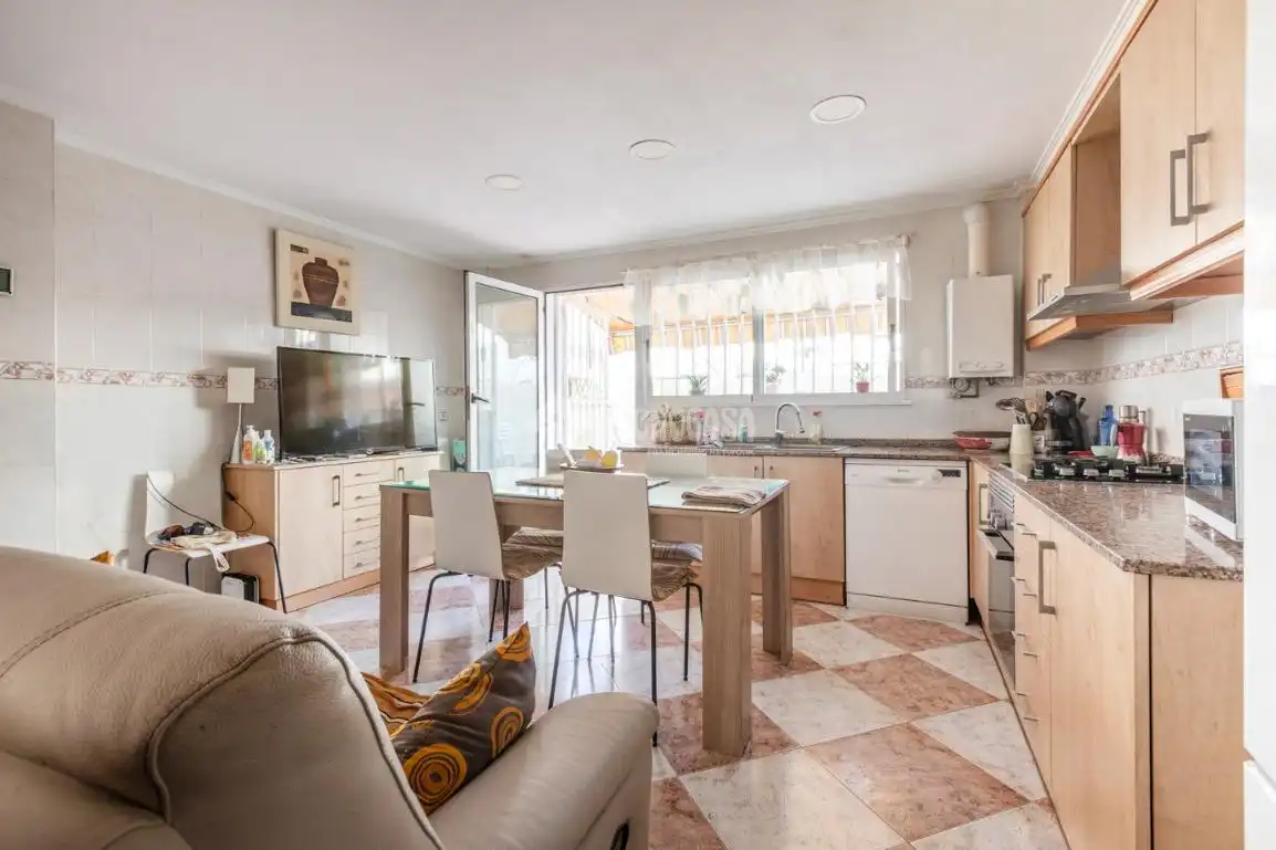 Kitchen of Houses for sale in Valencia  with Air Conditioner, Terrace and Balcony