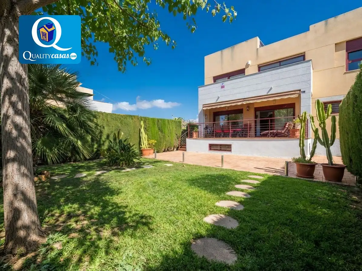 Detached house with pool for sale in Almajada - Ravel