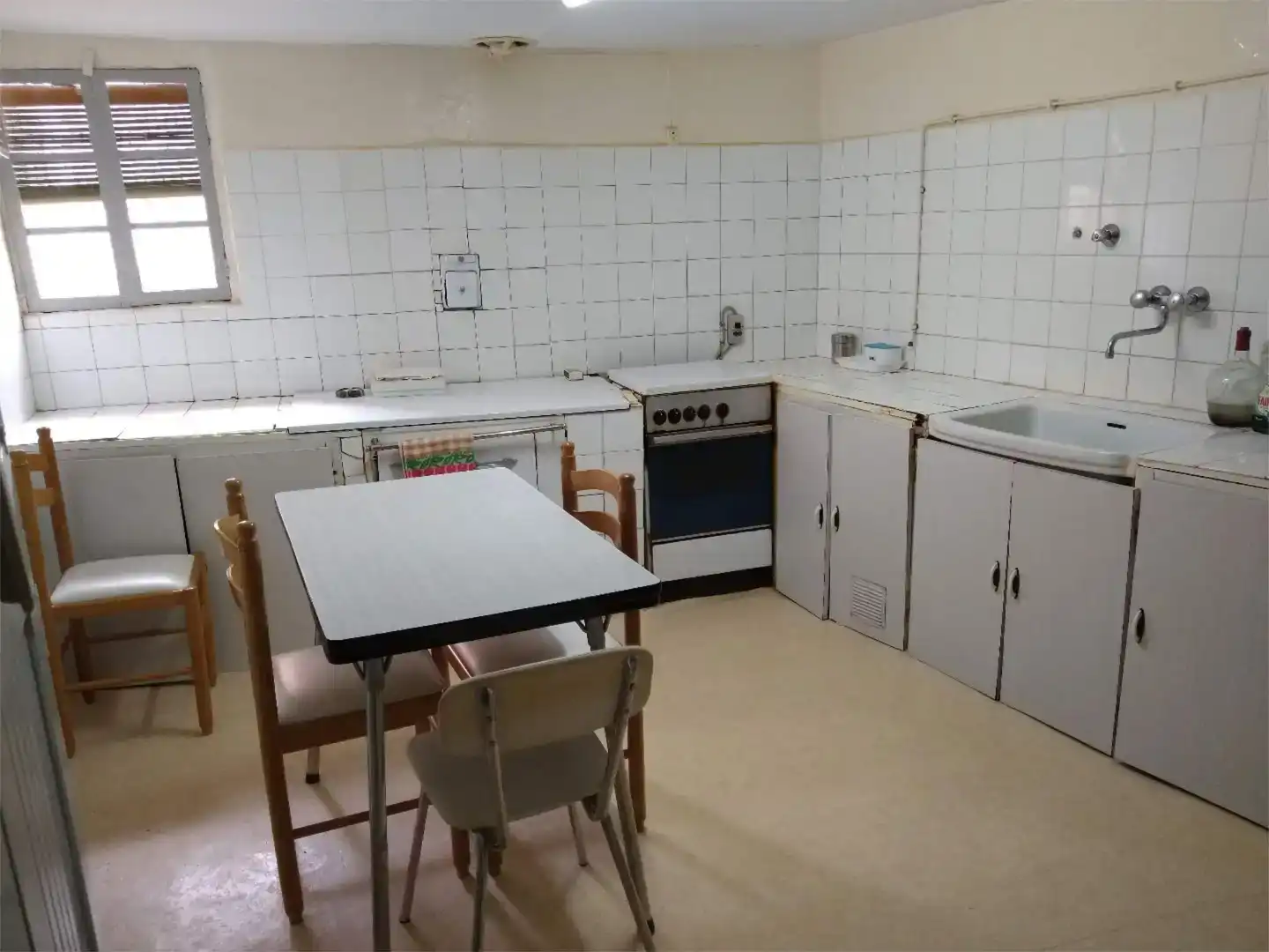 Cuina de Finca rústica en venda en Ayerbe amb Moblat i Balcó