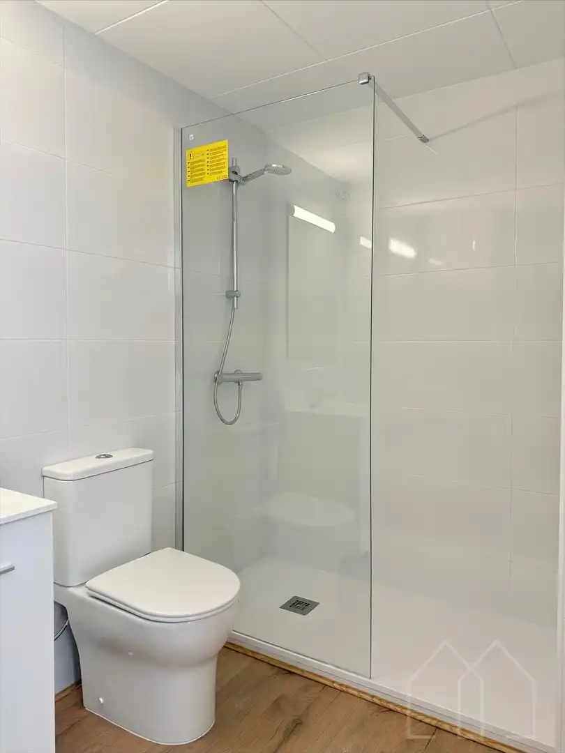 Bany de Pis en venda en Girona amb Aire condicionat, Calefacció i Terrassa