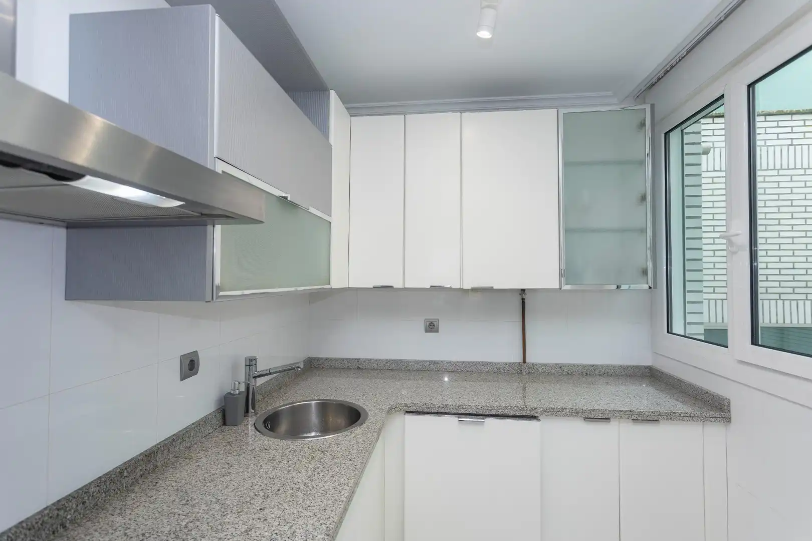 Cocina de Piso en venta en San Vicente de la Barquera con Calefacción, Terraza y Piscina comunitaria