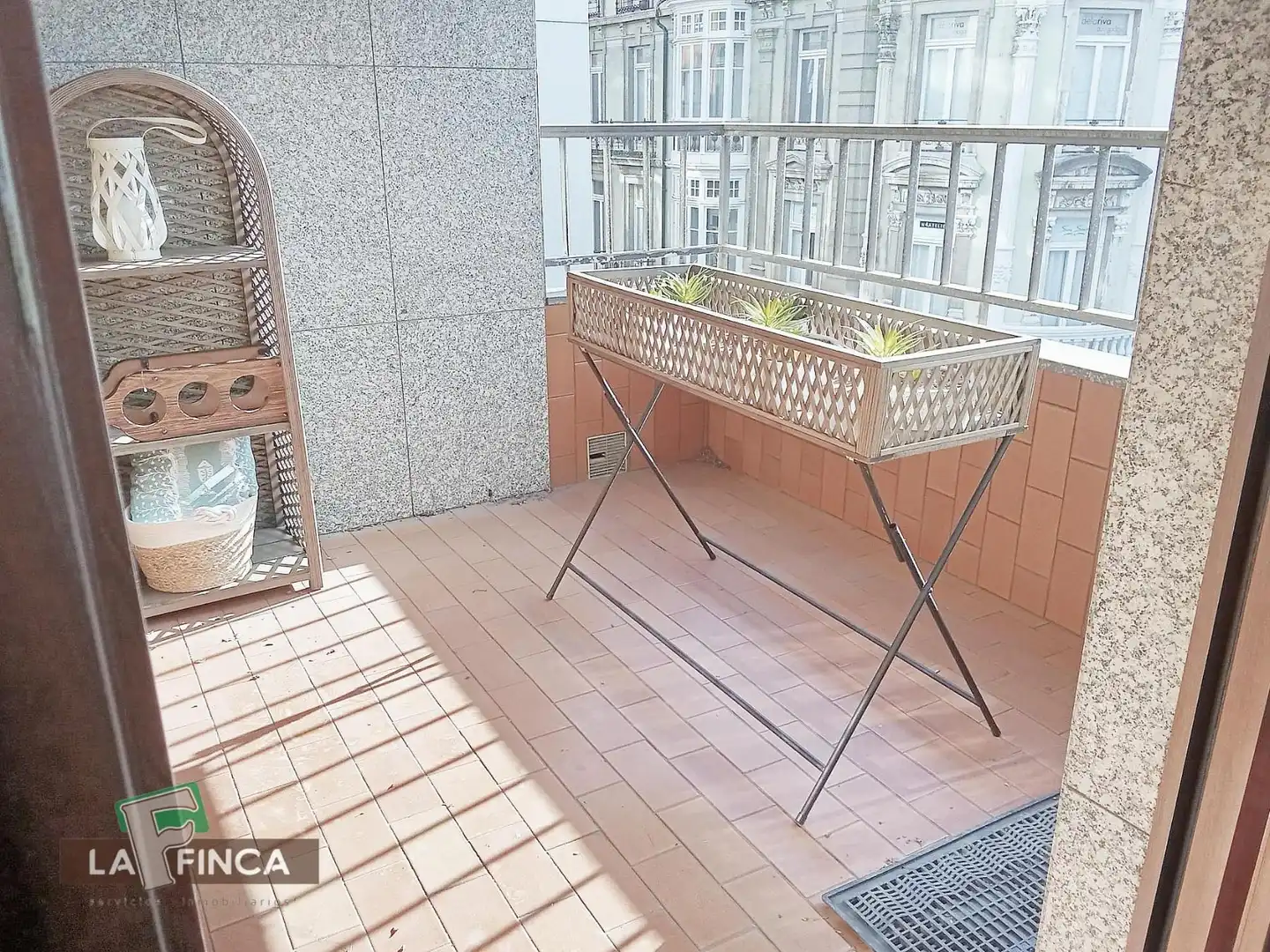 Terrassa de Oficina de lloguer en Oviedo  amb Calefacció i Terrassa