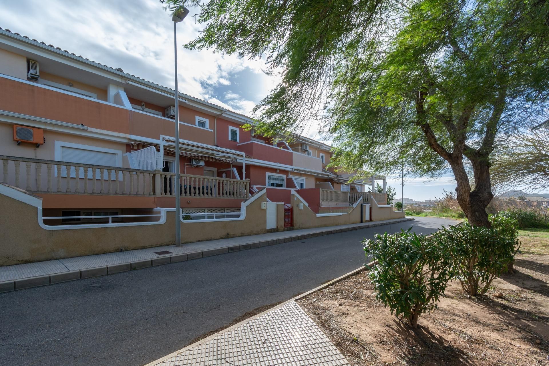 Vista exterior de Casa o xalet en venda en La Manga del Mar Menor amb Aire condicionat, Jardí privat i Terrassa