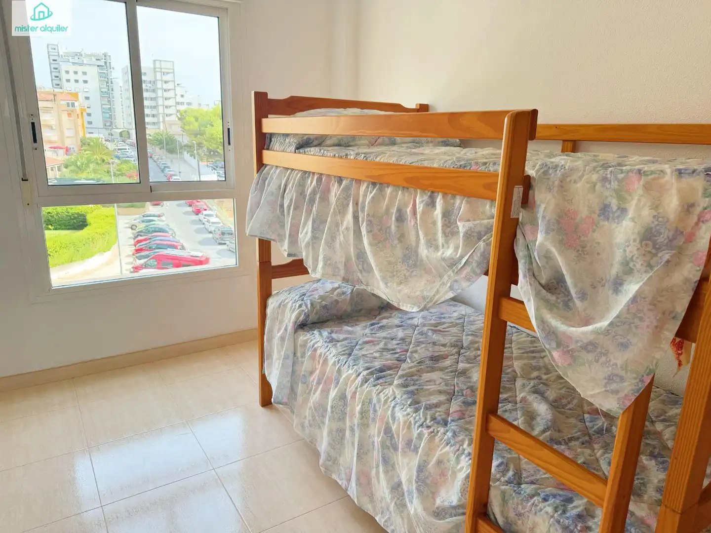 Habitación de Apartamento de alquiler en El Campello con Aire acondicionado, Jardín privado y Terraza