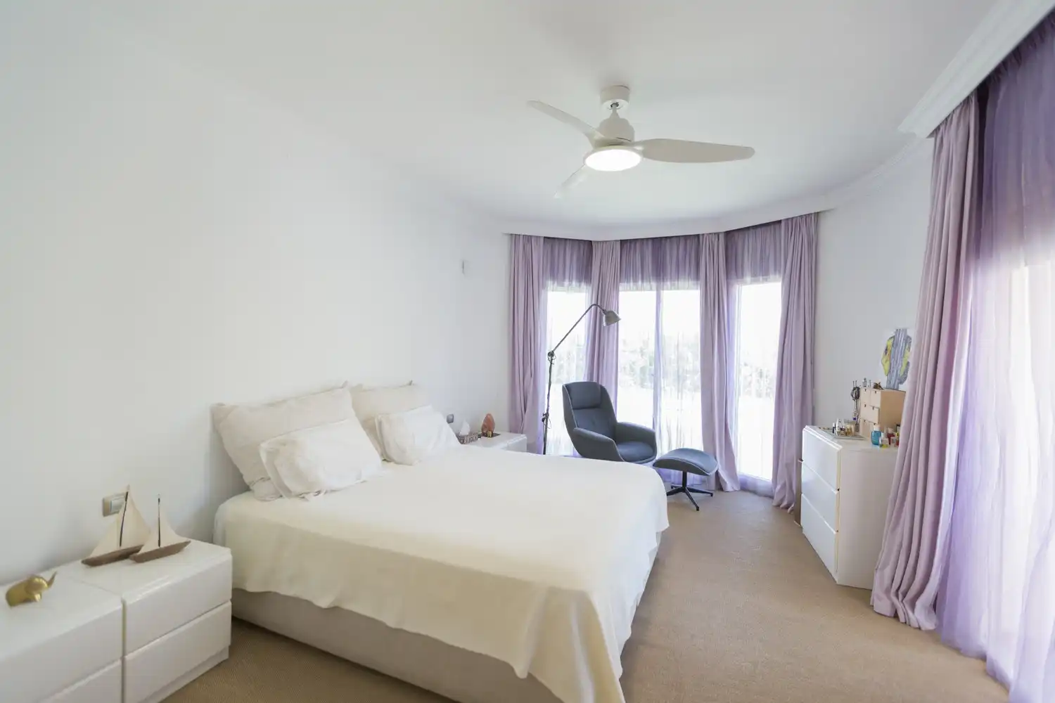 Schlafzimmer von Wohnungen zum Verkauf in Marbella mit Klimaanlage, Privatgarten und Terrasse