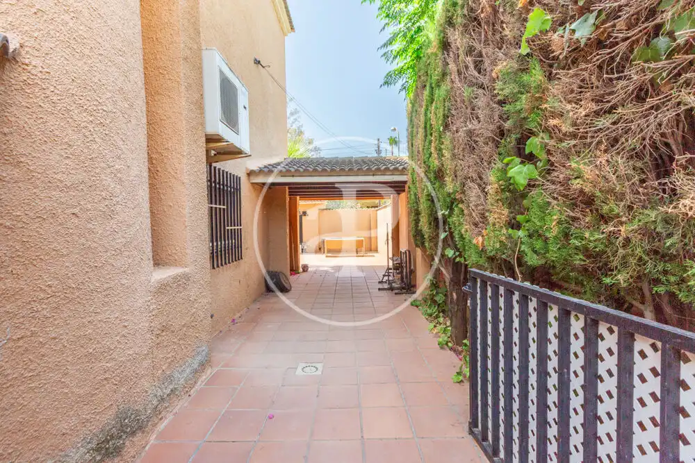 Vista exterior de Casa o xalet en venda en L'Eliana amb Aire condicionat, Calefacció i Jardí privat