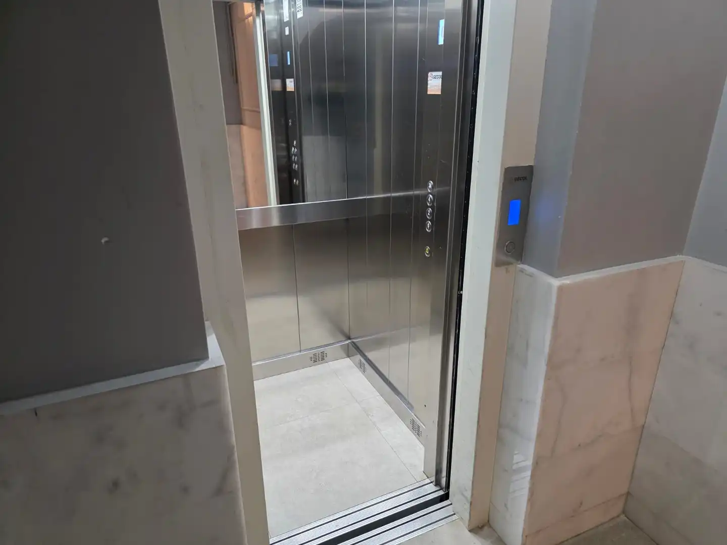 Wohnung zum Verkauf in Barcelona mit Klimaanlage, Parkett und Balkon