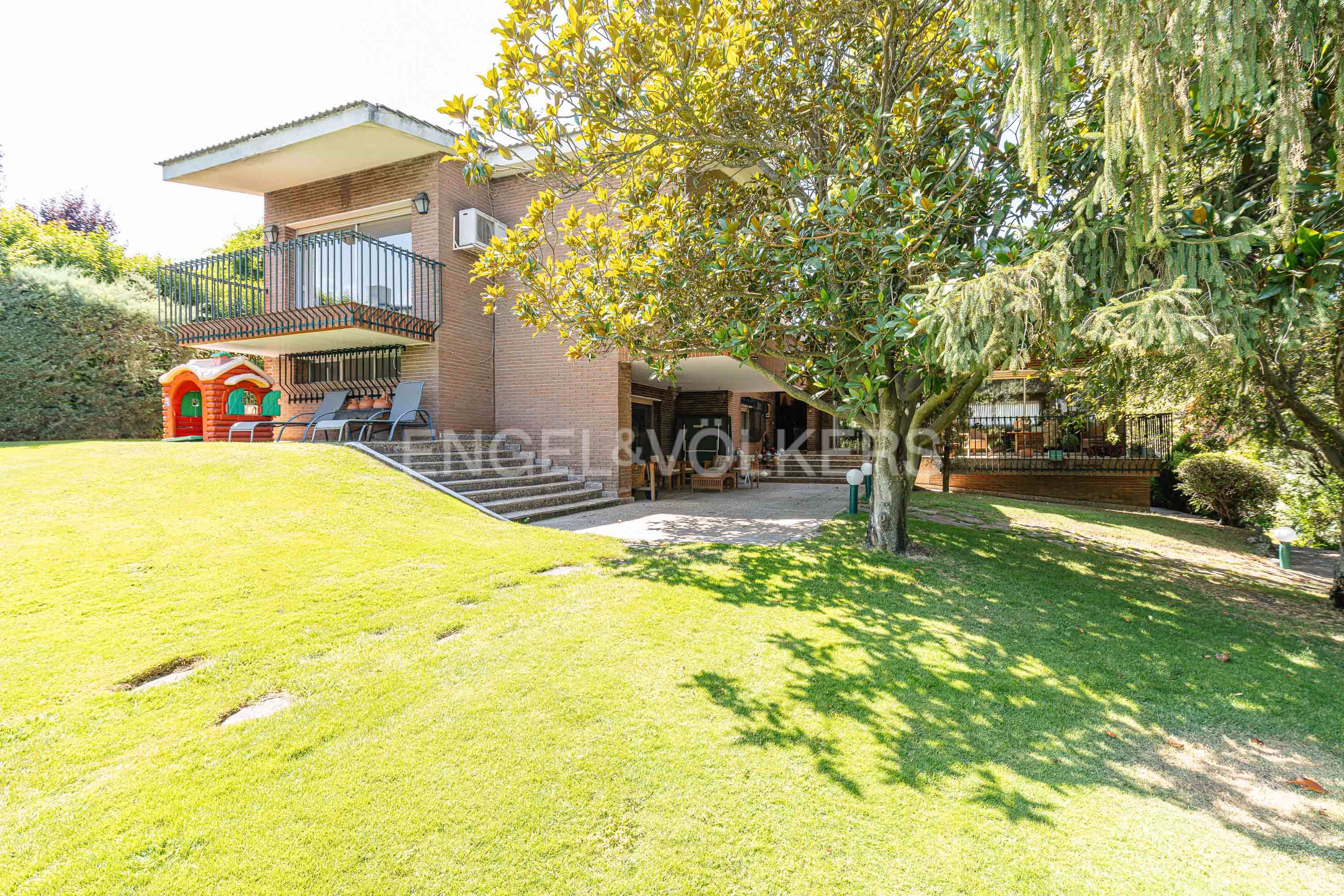 Exterior view of House or chalet for sale in Majadahonda  with Air Conditioner, Heating and Private garden