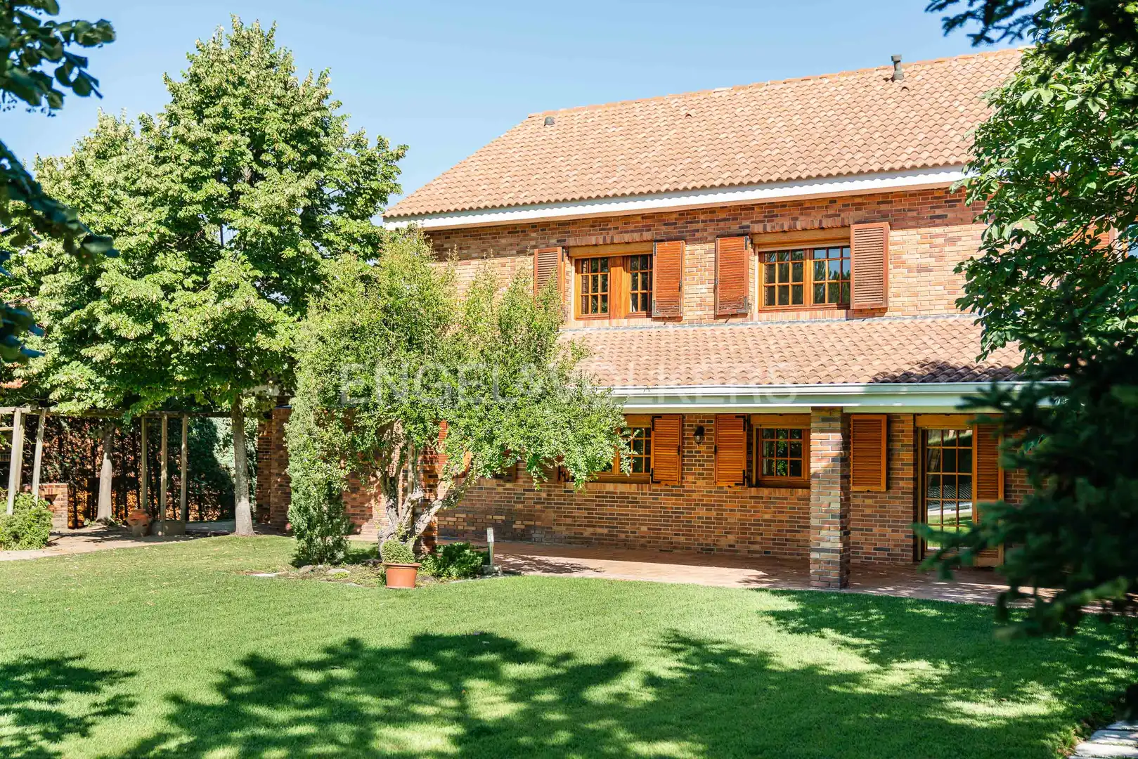 Vista exterior de Casa o xalet de lloguer en Pozuelo de Alarcón amb Aire condicionat, Calefacció i Jardí privat