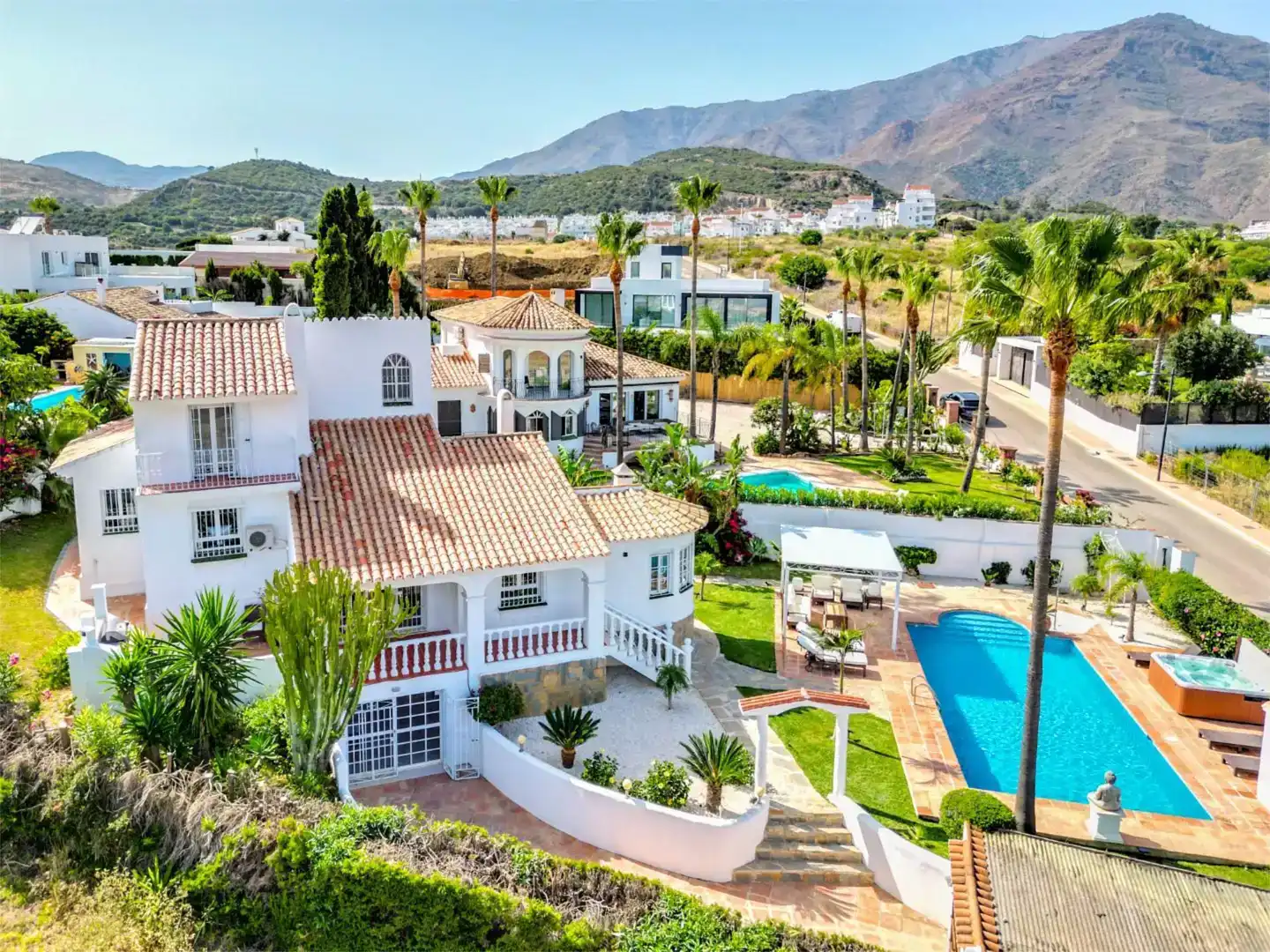 Vista exterior de Casa o xalet en venda en Estepona amb Aire condicionat, Piscina i Balcó