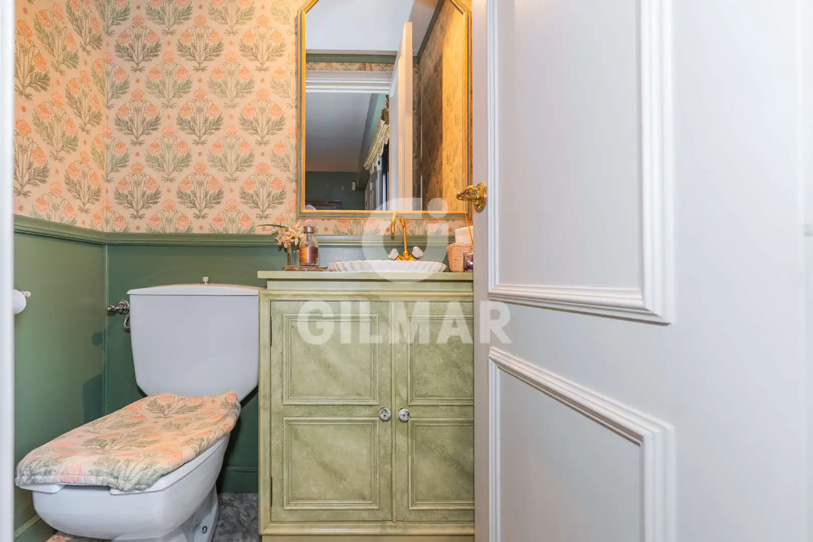 Badezimmer von Einfamilien-Reihenhaus zum Verkauf in La Moraleja mit Klimaanlage, Heizung und Privatgarten