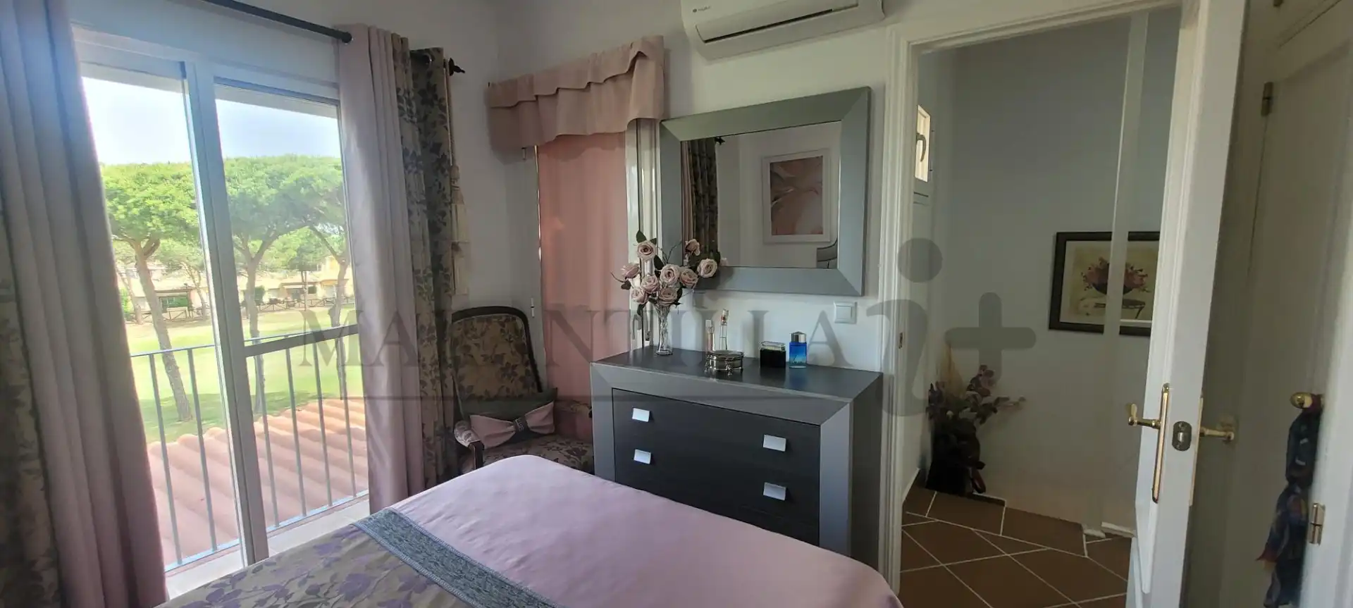 Habitación de Casa adosada en venta en Islantilla con Aire acondicionado, Calefacción y Jardín privado