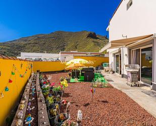 Vista exterior de Casa o xalet en venda en Santiago del Teide amb Jardí privat, Terrassa i Piscina