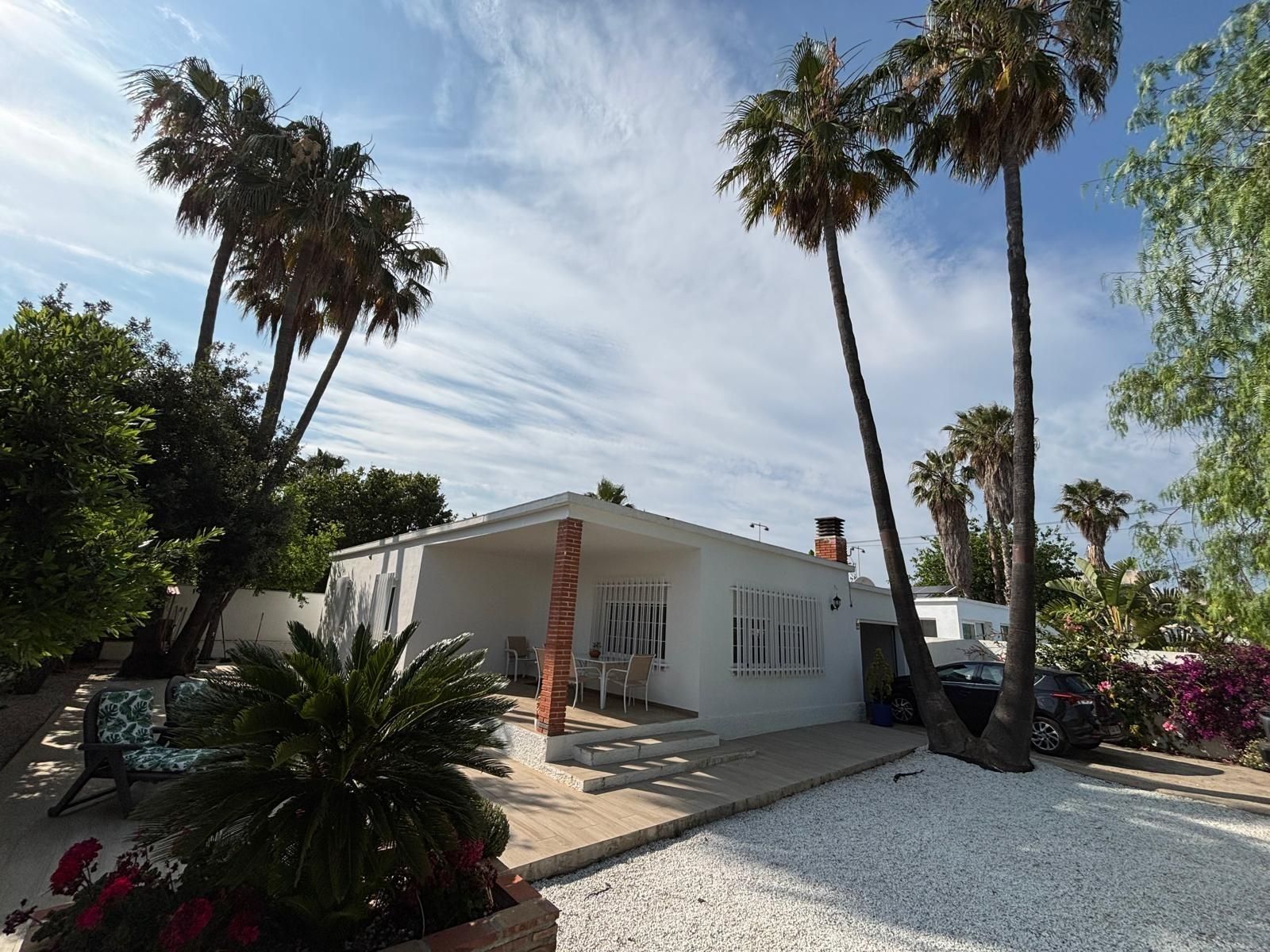 Vista exterior de Casa o xalet de lloguer en Vinaròs amb Aire condicionat, Calefacció i Jardí privat