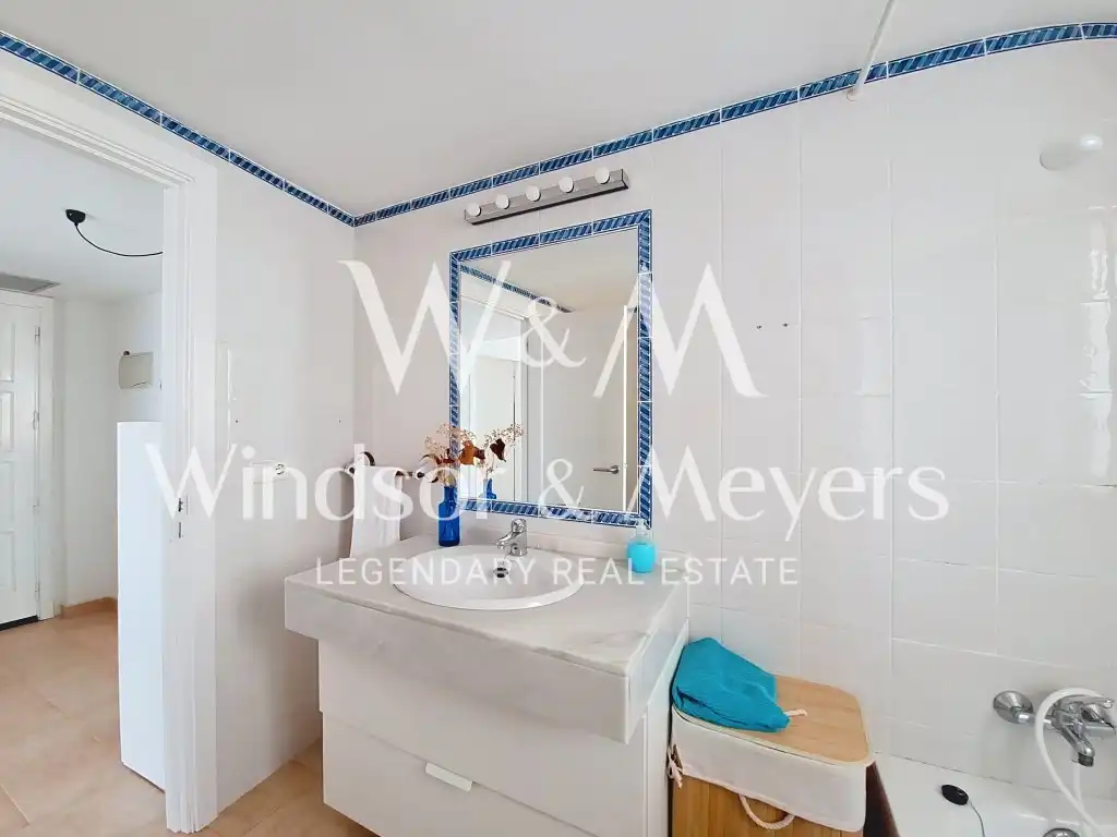 Baño de Apartamento en venta en Santa Eulària des Riu con Aire acondicionado, Amueblado y Piscina comunitaria
