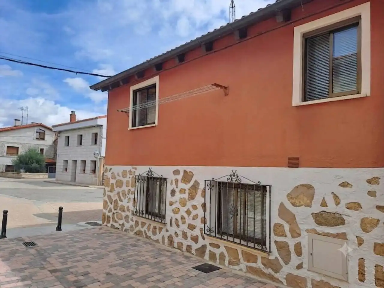 Vista exterior de Casa adosada en venta en Cardeñajimeno con Calefacción y Parquet
