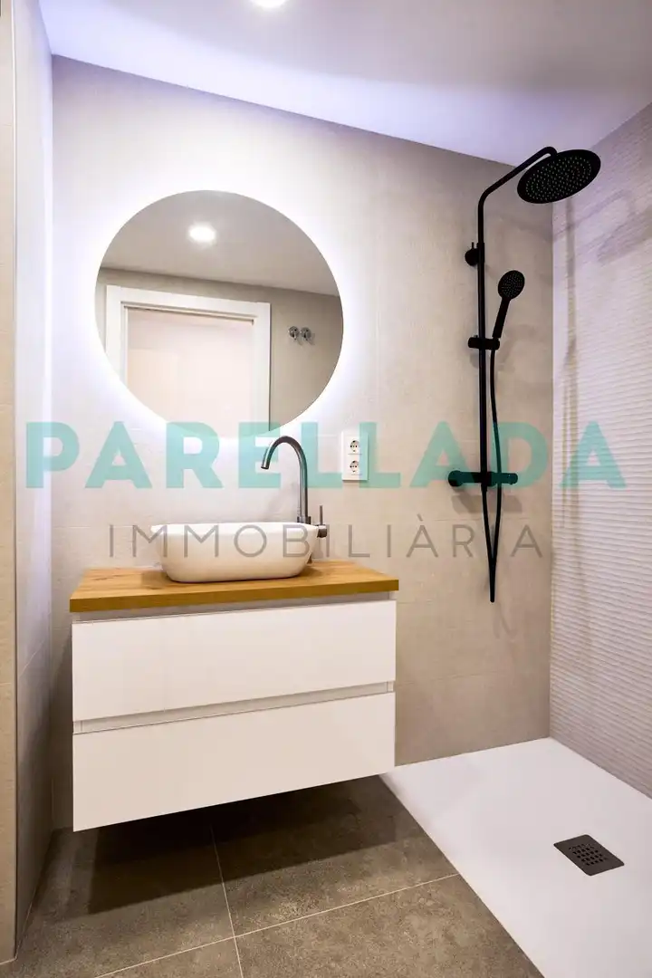 Bathroom of Flat for sale in Badalona  with Air Conditioner, Heating and Parquet flooring