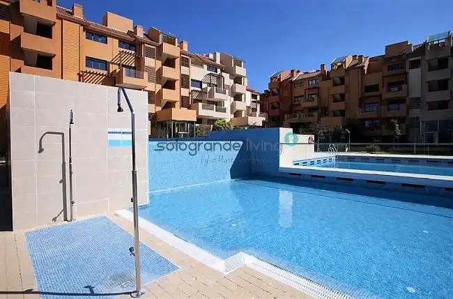 Schwimmbecken von Wohnungen zur Miete in Sotogrande mit Klimaanlage, Heizung und Terrasse