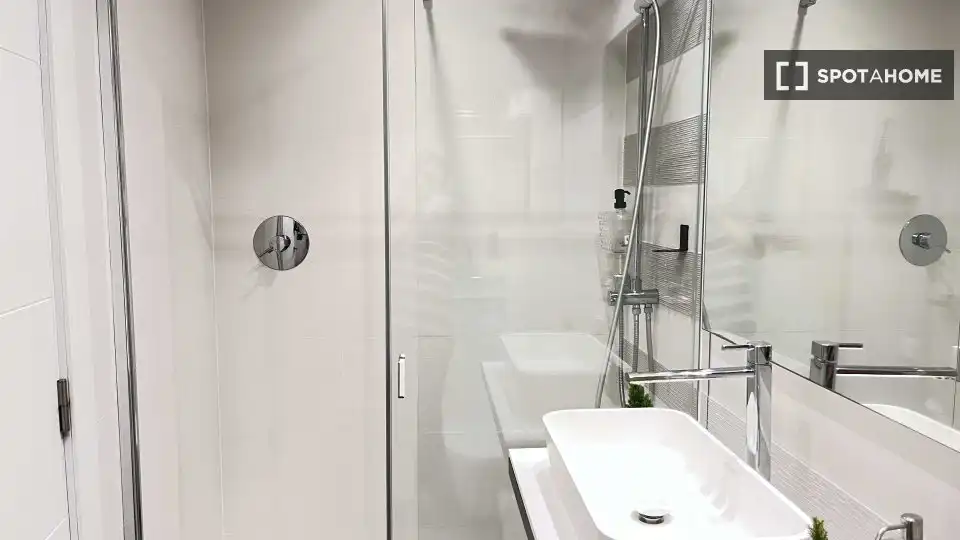 Badezimmer von Wohnung zur Miete in Valencia mit Klimaanlage, Heizung und Möbliert