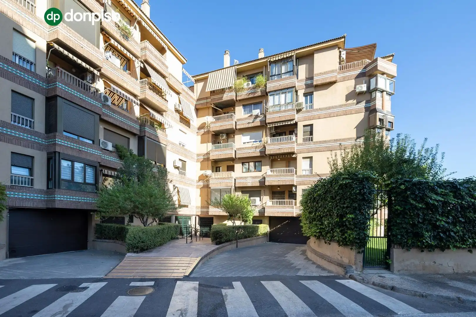 Vista exterior de Pis en venda en Granada amb Terrassa, Traster i Balcó