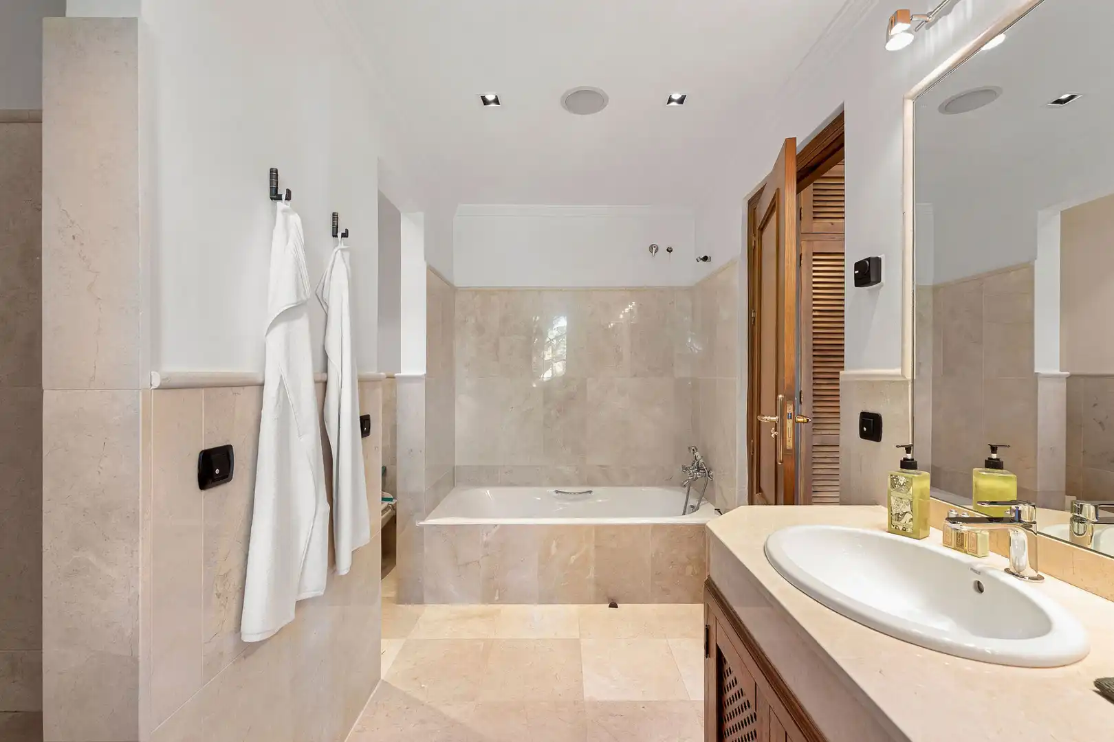 Bathroom of Houses for sale in Benahavís  with Air Conditioner, Private garden and Swimming Pool